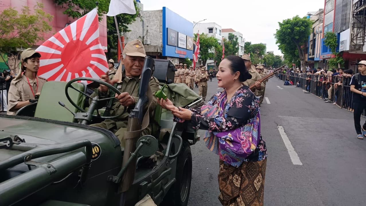 Tim Dapur Umum Mbok Dar Martir Bagikan Makanan Berbungkus Daun Pisang di Parade Surabaya Juang