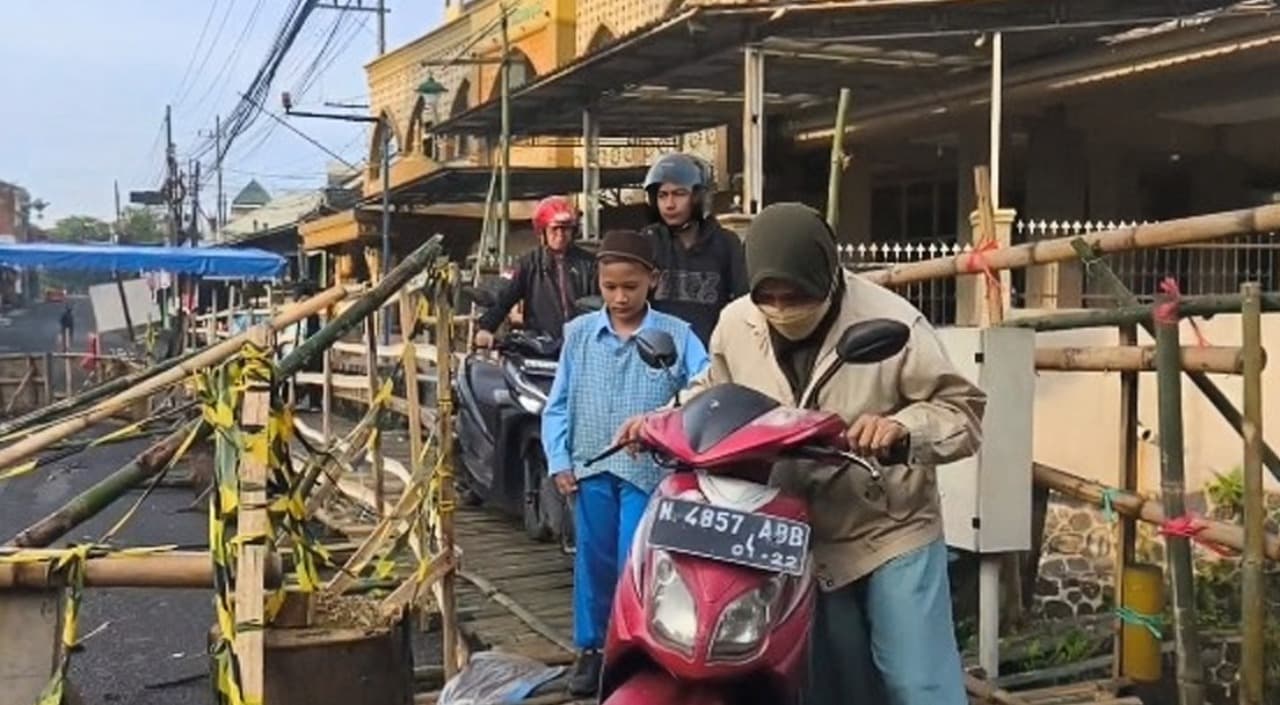Tak Ada Respon dari Pemkot Malang, Warga Sono Kembang Bangun Jembatan Bambu