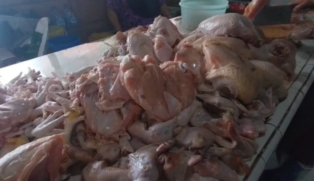 Meski Harga Daging Ayam Turun di Pasar Sayur Magetan, Pedagang Keluhkan Sepinya Pembeli
