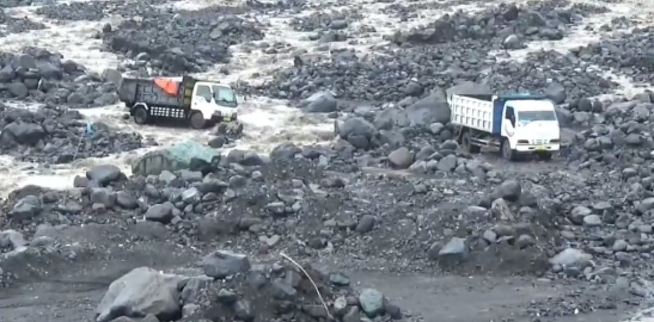 Dua Truk Tambang Pasir Terjebak Banjir Lahar Semeru