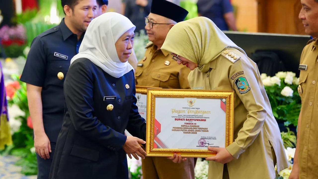 Bupati Ipuk Raih Penghargaan Pembina Siskamling Terpadu Merah Putih Jogo Jawa Timur Tahun 2025