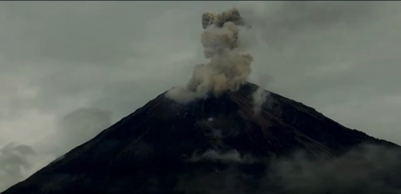 Gunung Semeru Kembali Erupsi, Kolom Abu Capai 1.000 Meter dan 11 Kali Guguran Lava Pijar