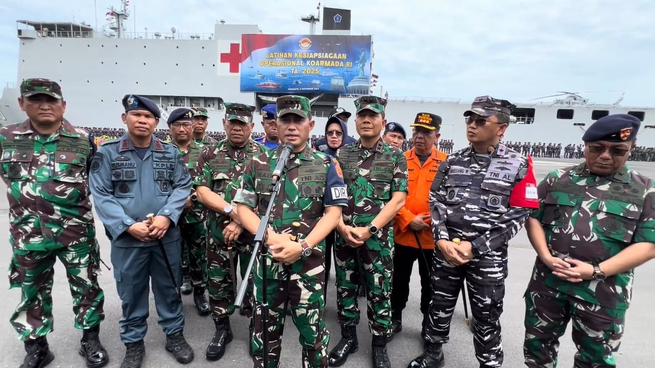 TNI Gelar Latihan Penyelamatan Kapal Terbakar di Selat Madura