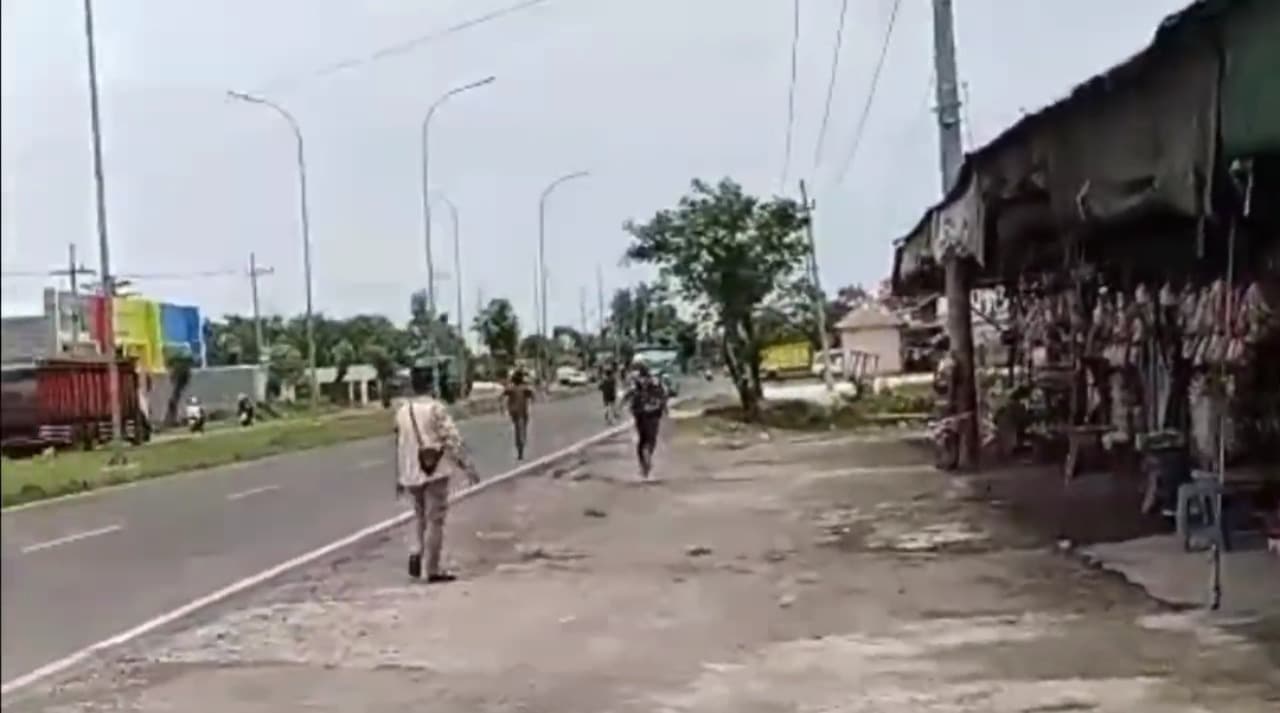 VIRAL! Aksi Kejar-kejaran antara Satpol PP dengan Anak Jalanan di Akses Suramadu Bangkalan