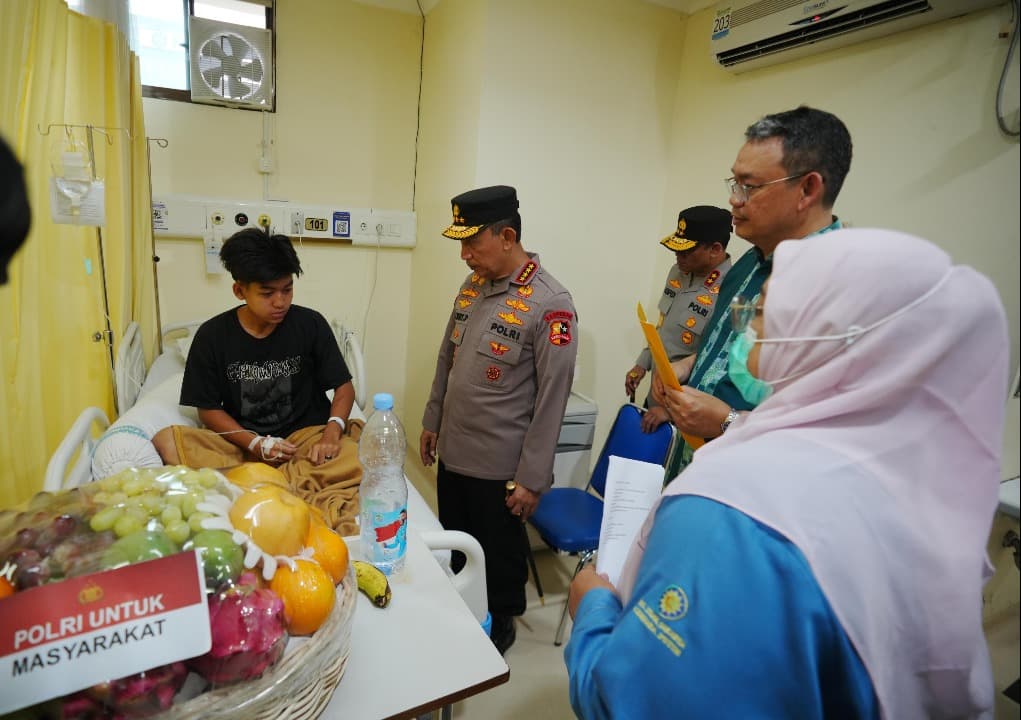 Kapolri Listyo Sigit Kunjungi Korban Ledakan SMAN 72 di RSI Cempaka Putih