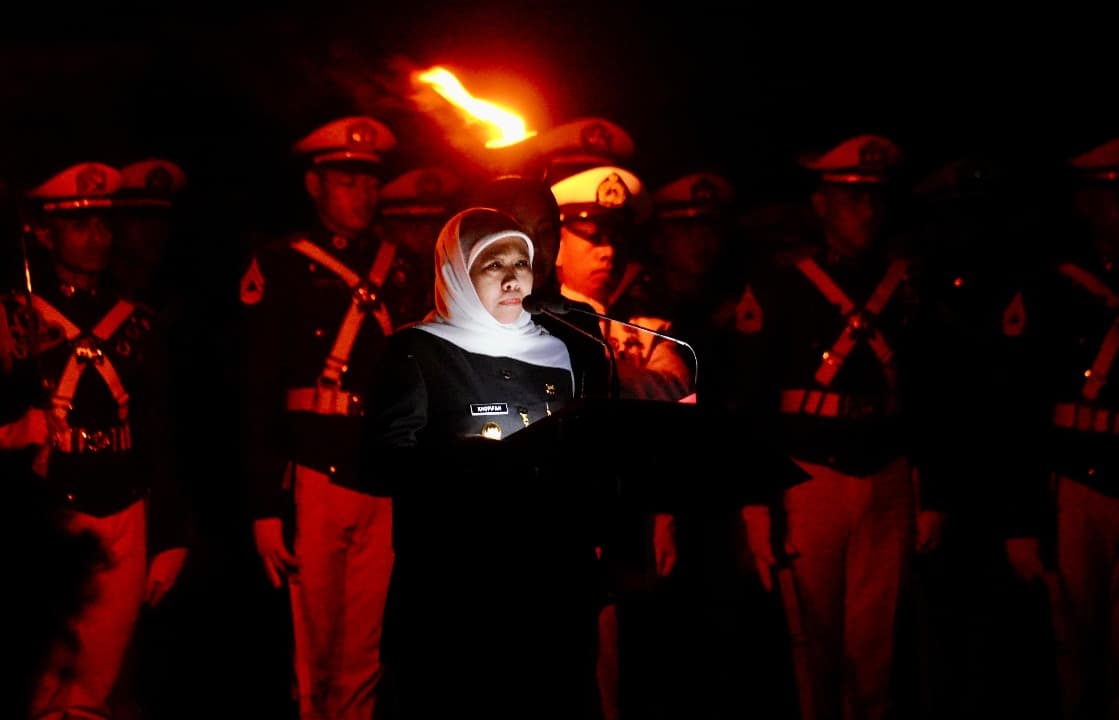 Gubernur Khofifah Pimpin Apel Kehormatan dan Renungan Suci Hari Pahlawan 2025