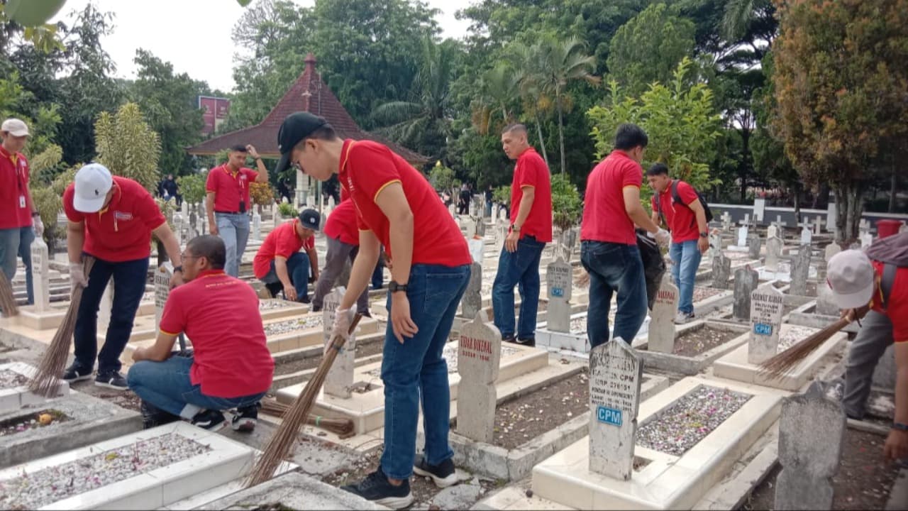 Alfamart Bersih Bersih TMP dan Berbagi di Hari Pahlawan