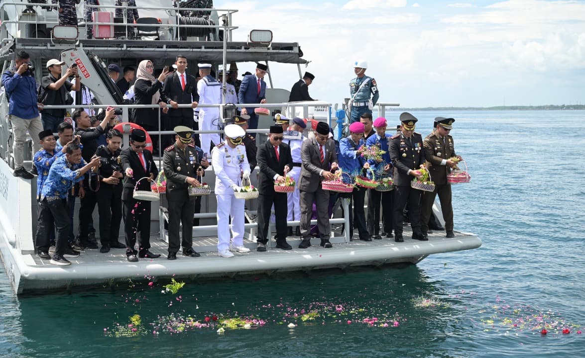 Peringati Hari Pahlawan 2025, Forkopimda Banyuwangi Lakukan Tabur Bunga di Selat Bali