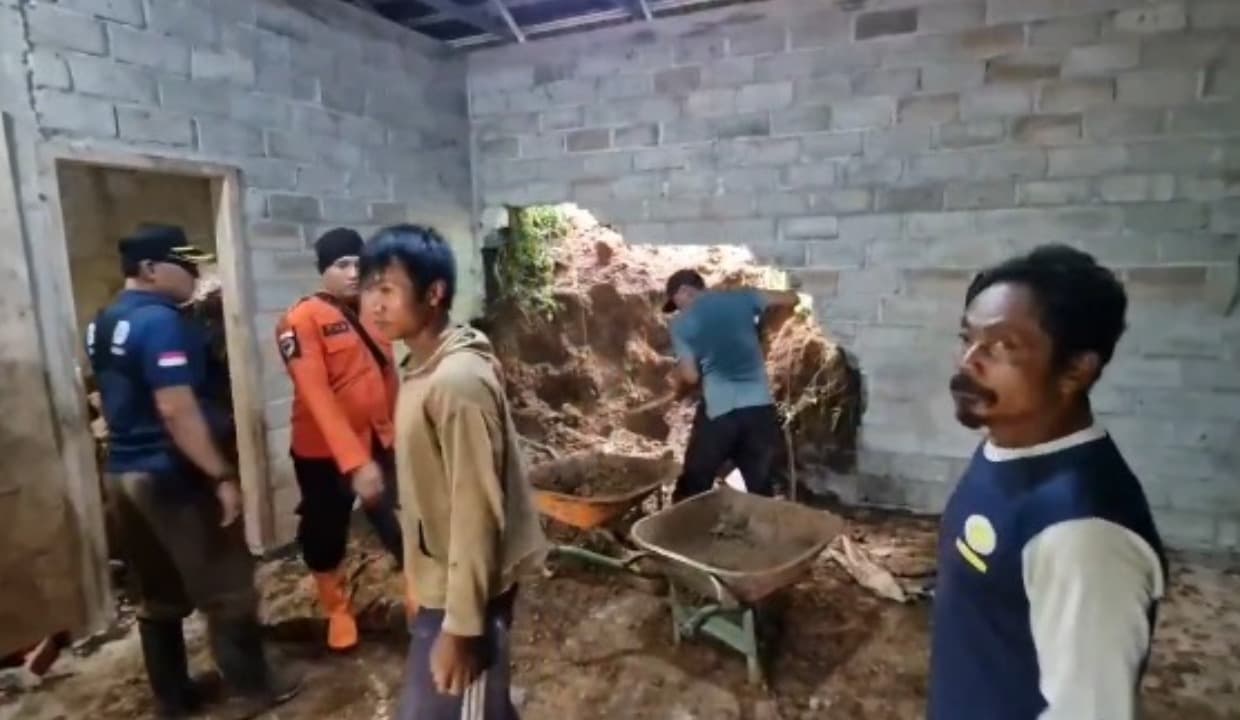 Material Longsor Hancurkan Rumah Warga di Ponorogo