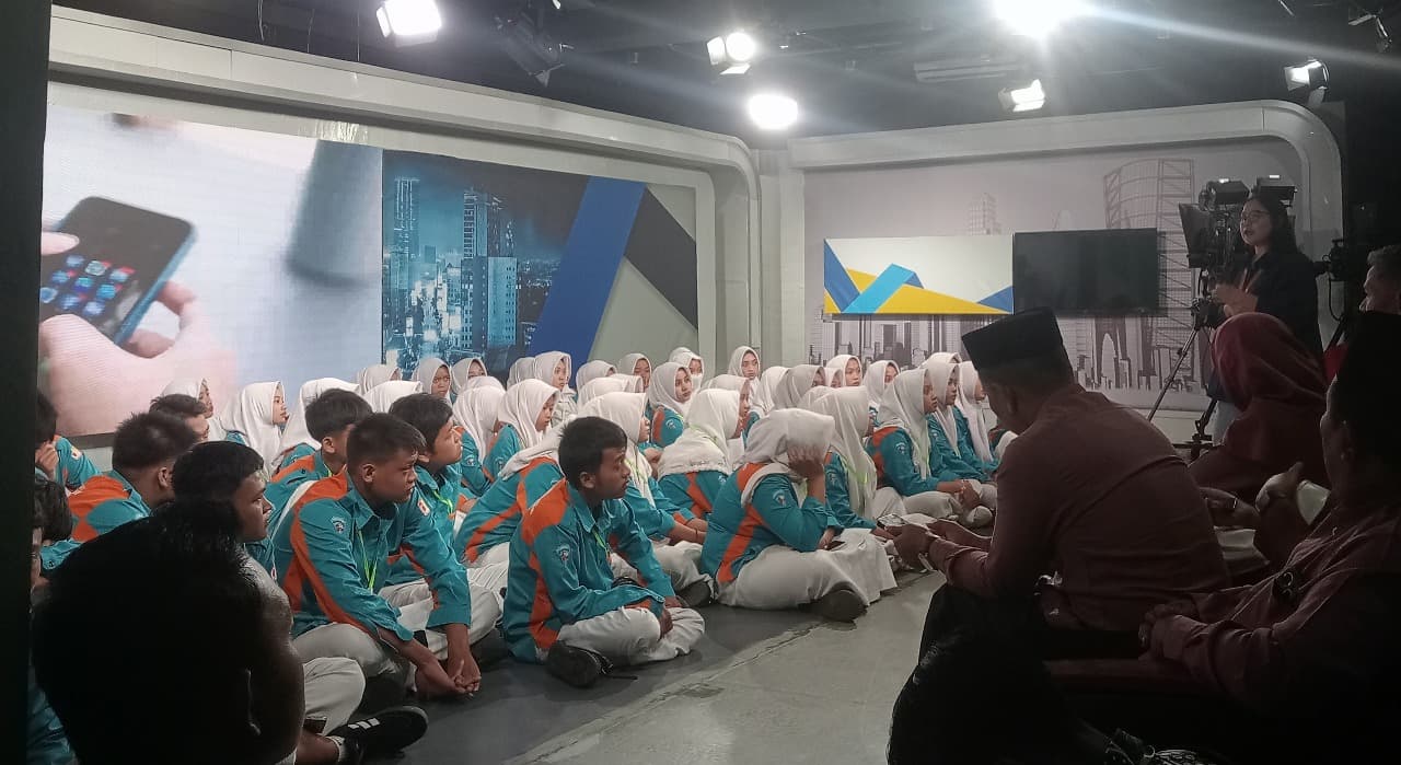 Siswa SMKN 1 Baureno Pelajari Proses Produksi Televisi di JTV Surabaya