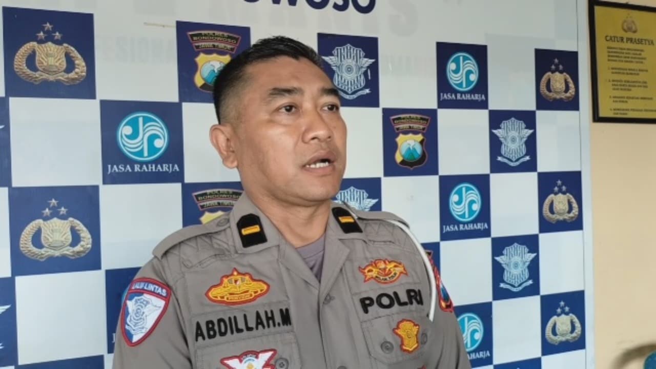 Adu banteng truk vs motor.