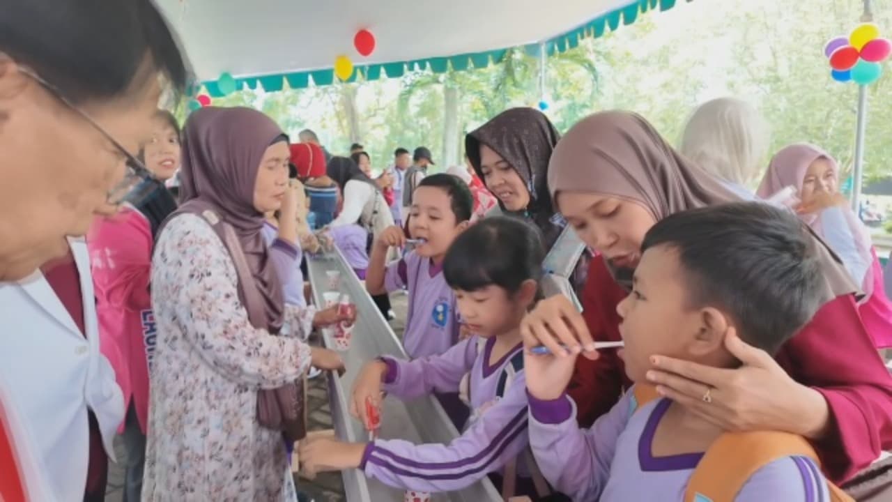 Bulan kesehatan gigi nasional ratusan siswa tk & disabel periksa gigi gratis.