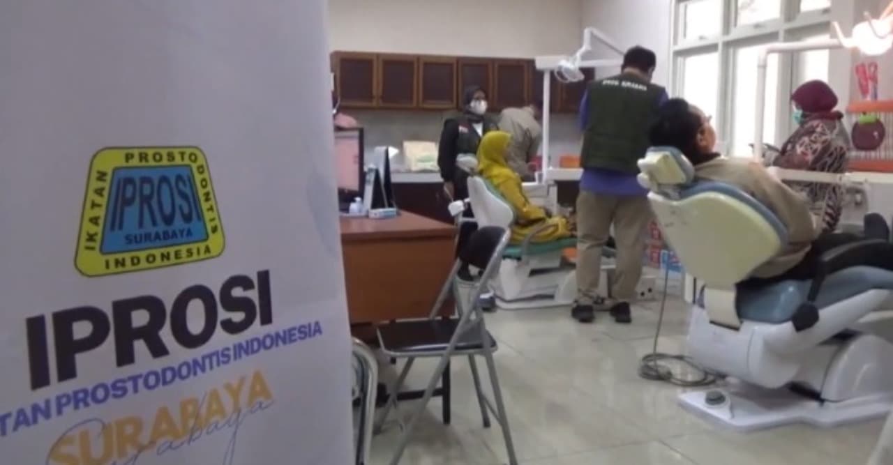 Polident, IDGI, dan IPROSI Surabaya Gelar Baksos Pemasangan Gigi Tiruan untuk Guru di Puskesmas Tambakrejo