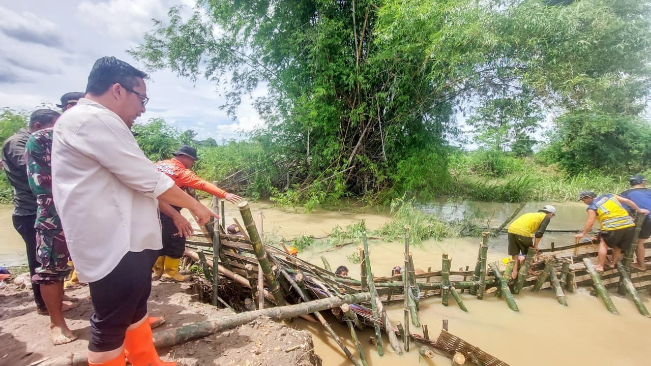 Wabup Gresik Tinjau Lokasi Banjir dan Perbaikan Tanggul Jebol di Kedamean