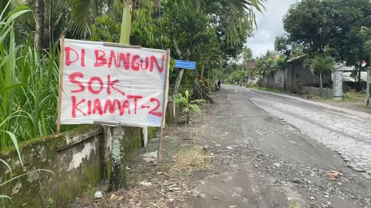 Warga Candirejo Pasang Tulisan Protes, Jalan Rusak di Blitar Semakin Parah