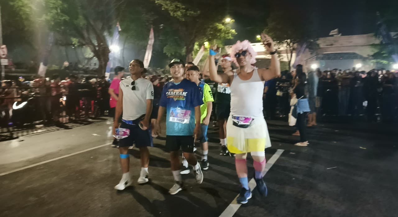 6.728 Peserta Gerak Jalan Mojokerto-Surabaya Tiba di Tugu Pahlawan