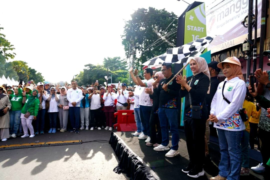 Ribuan Warga Padati Alun-Alun Batu, “Mlaku Bareng Sedoyo Sehat” Gegap Gempita Meriahkan Hari Jadi Kota Batu ke-24 dan HKN ke-61