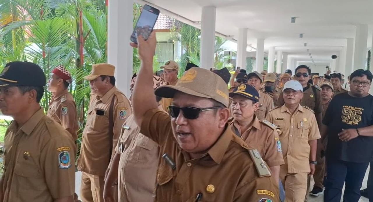 Ratusan Kades di Banyuwangi Datangi Gedung DPRD