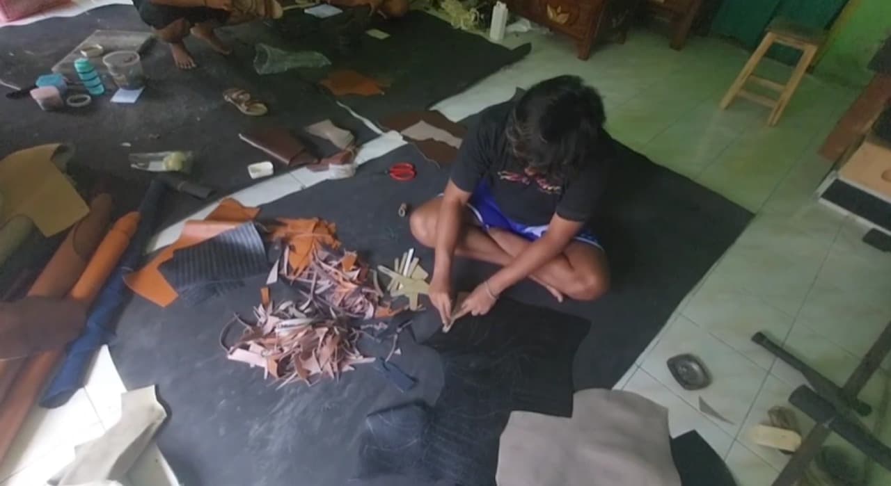 Pengrajin Sandal dan Sepatu Kulit Desa Candirejo Magetan Andalkan Samak Nabati