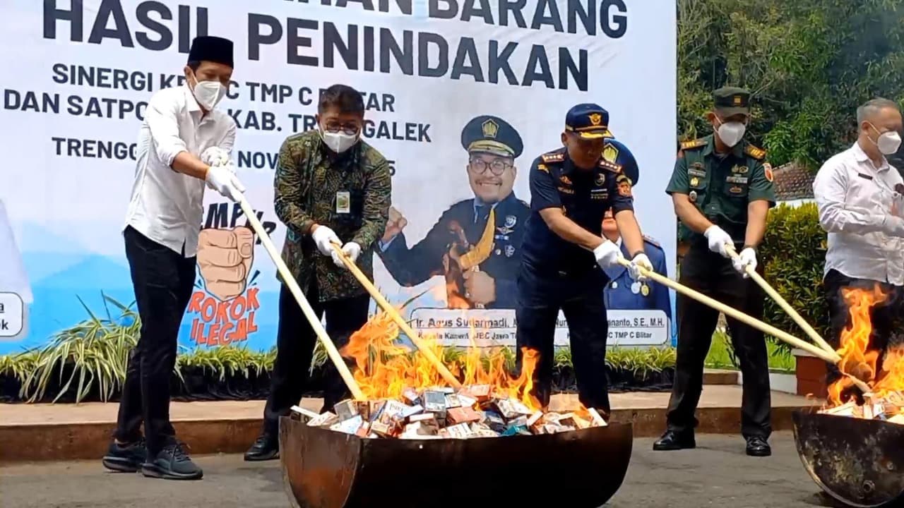Bea Cukai dan Pemkab Trenggalek Musnahkan Ratusan Ribu Rokok dan Miras Ilegal