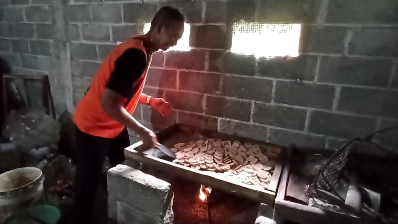 Hujan Terus Menerus, Pengrajin Kerupuk di Blitar Hadapi Kendala Pengeringan