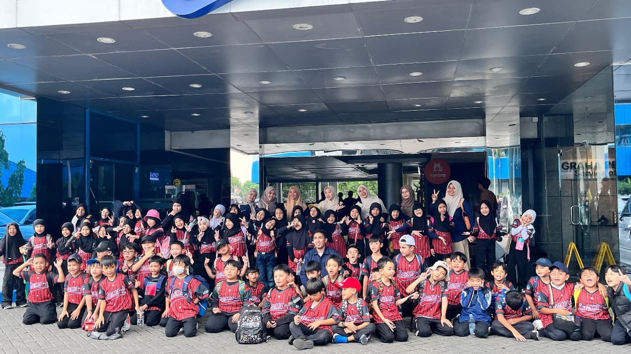 Seru! Siswa SD Al Azhar 52 Belajar Jadi Presenter di Studio JTV