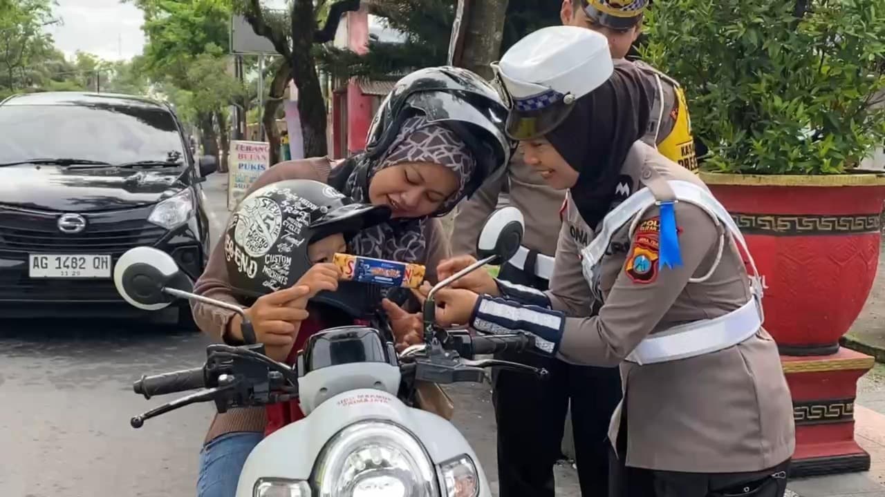 Operasi Zebra 2025 di Blitar, Pengendara Dapat Cokelat dan Himbauan Tertib Lalu Lintas