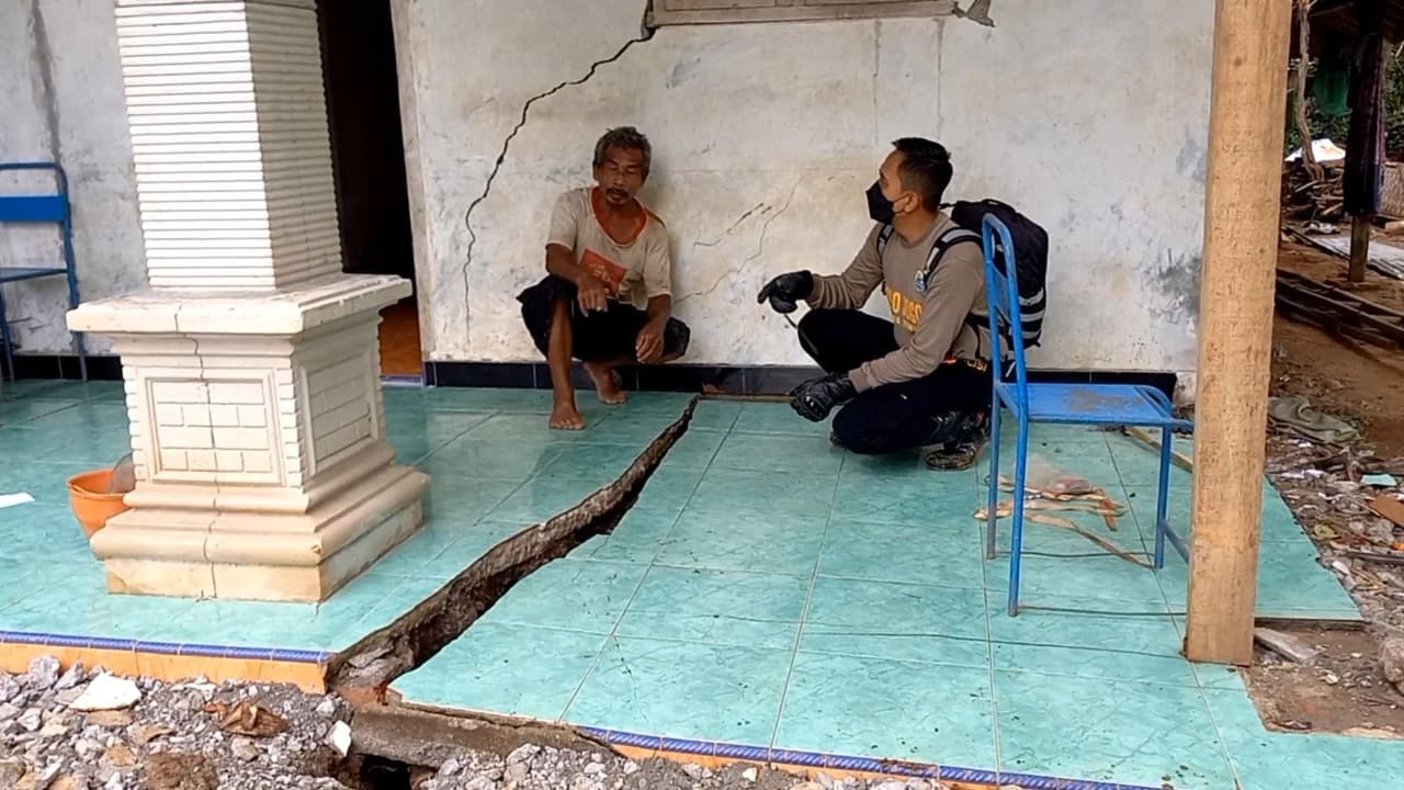 Rumah Warga di Trenggalek Terbelah Akibat Tanah Gerak, Retakan Capai 30 Sentimeter