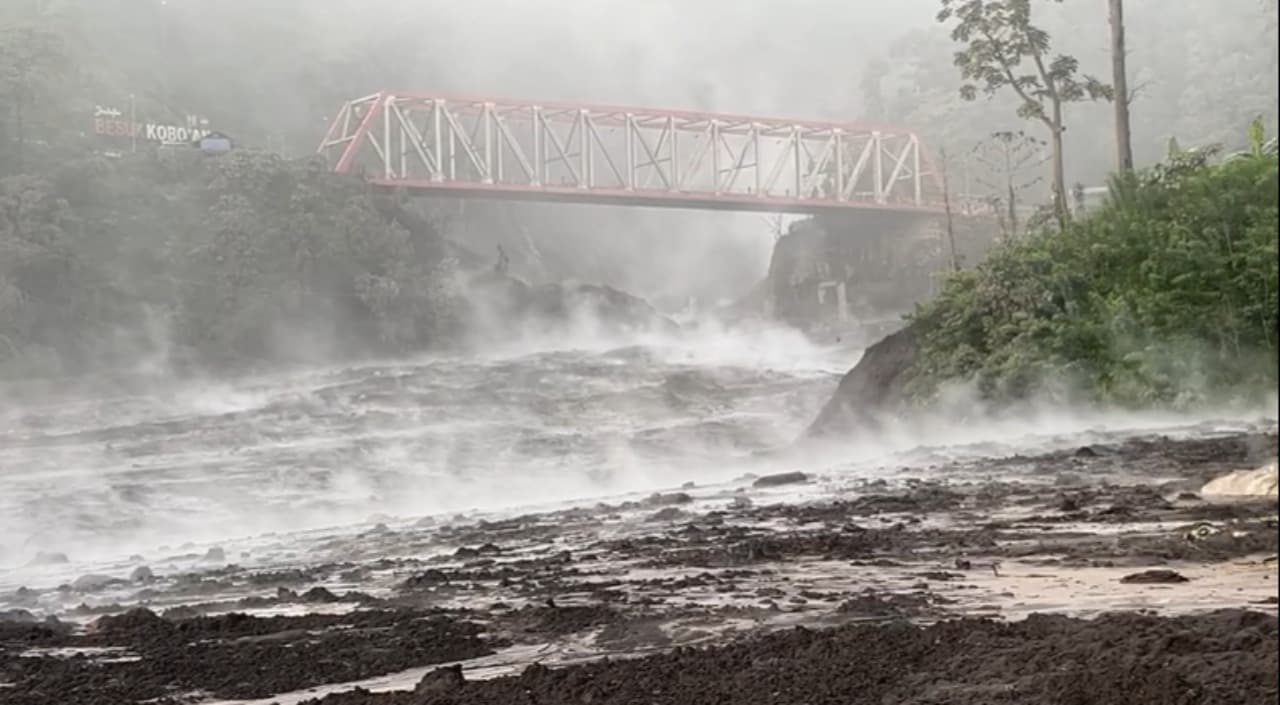 Erupsi Gunung Semeru, Warga Justru Mendekat Melihat Material Lava Panas