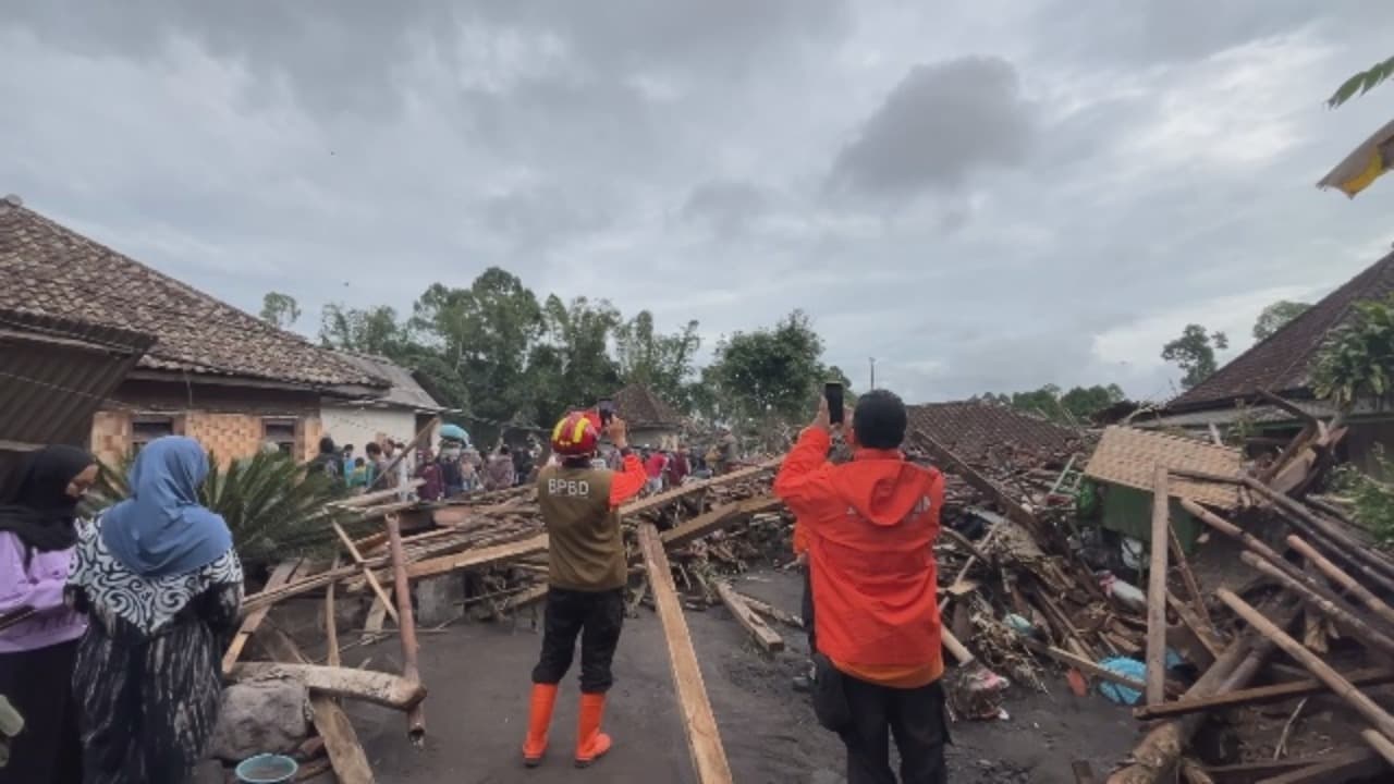 Erupsi hancurkan rumah, sekolah dan mushola.