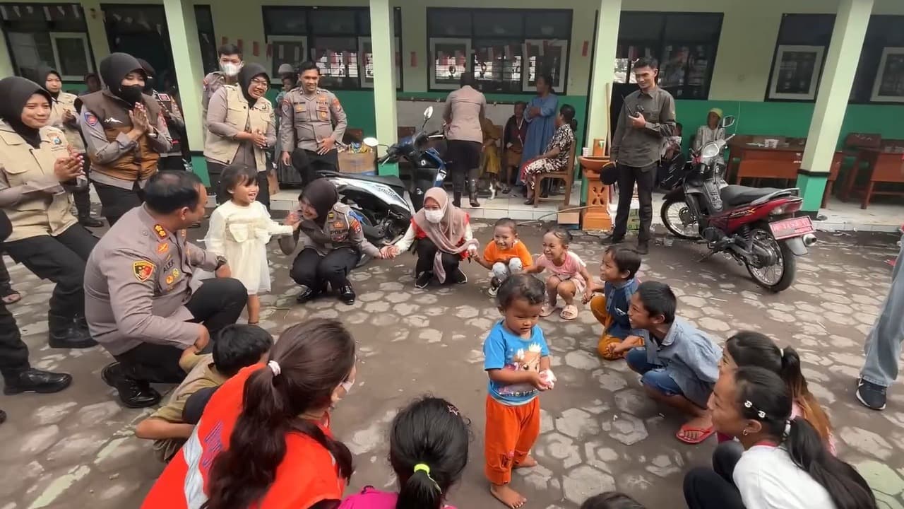 Polisi Beri Trauma Healing Anak-Anak Korban Erupsi Semeru di Lumajang