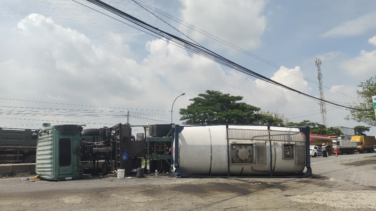 Tabrak Pembatas Jalan, Truk Muat Bahan Cat Terguling di Ambeng-Ambeng Gresik