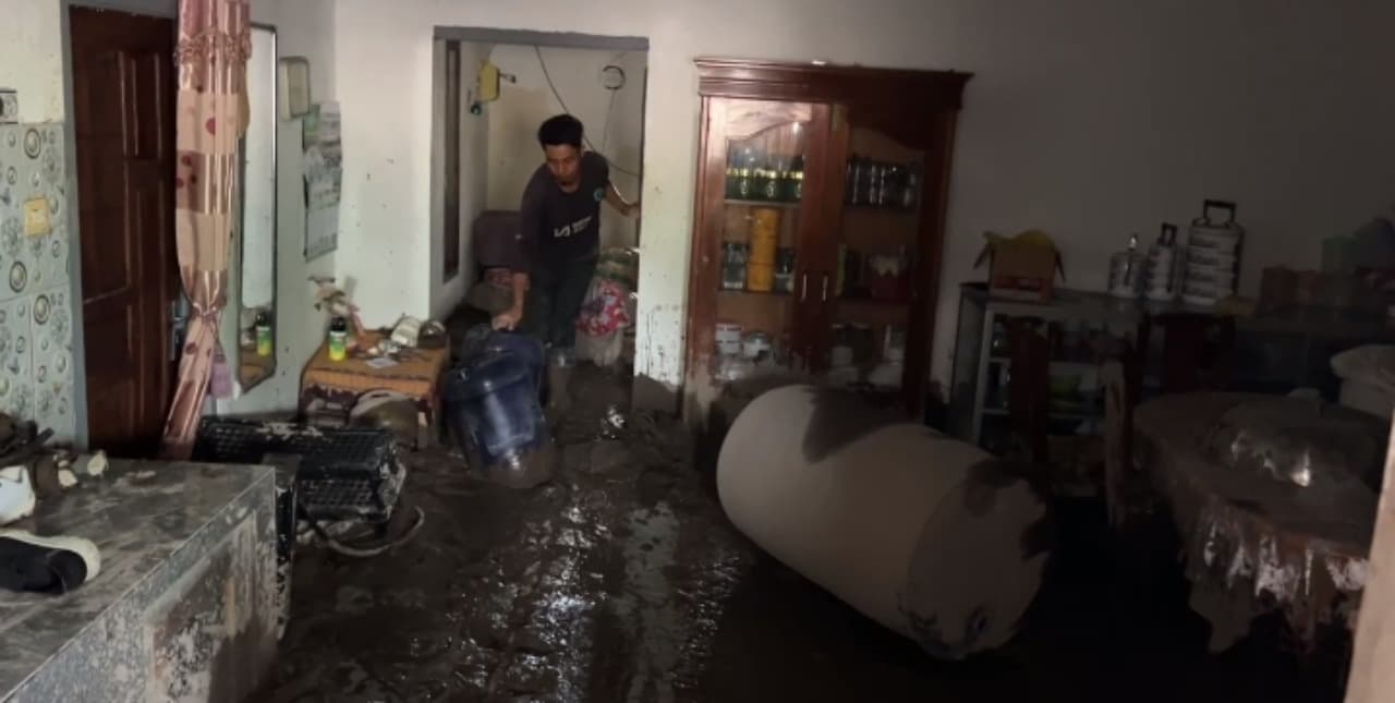 Warga Terdampak Erupsi Semeru Mulai Selamatkan Barang dari Rumah