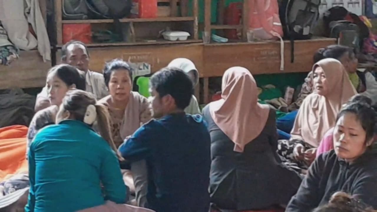 Para pengungsi keluhkan kurangnya perlengkapan tidur.