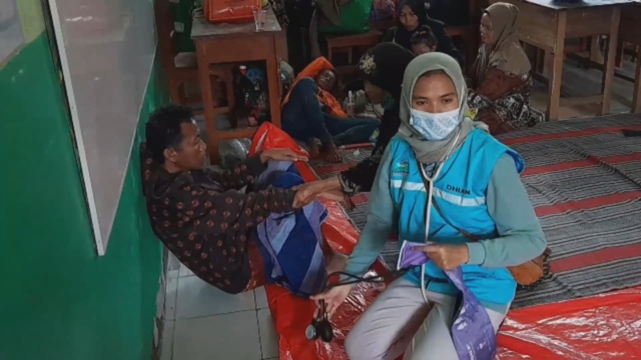 Sejumlah pengungsi mulai keluhkan sakit.