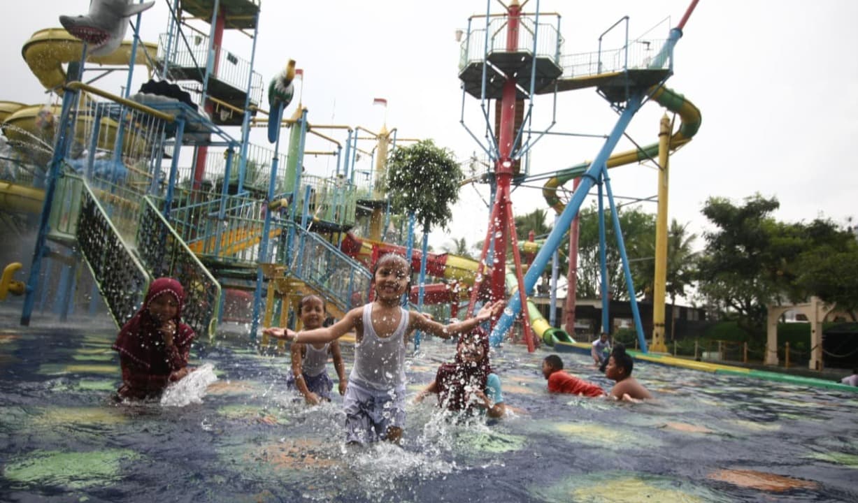 Jelang Ujian, Puluhan Anak Panti Asuhan Diajak Serbu Wahana Seru Hawai Waterpark oleh IJTI Malang Raya