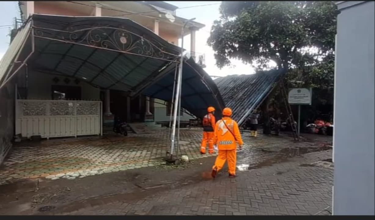 Puluhan Rumah Rusak Diterjang Angin Puting Beliung di Tulungagung