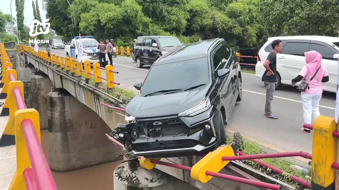 Hindari Pemotor, Minibus Tabrak Pagar Jembatan