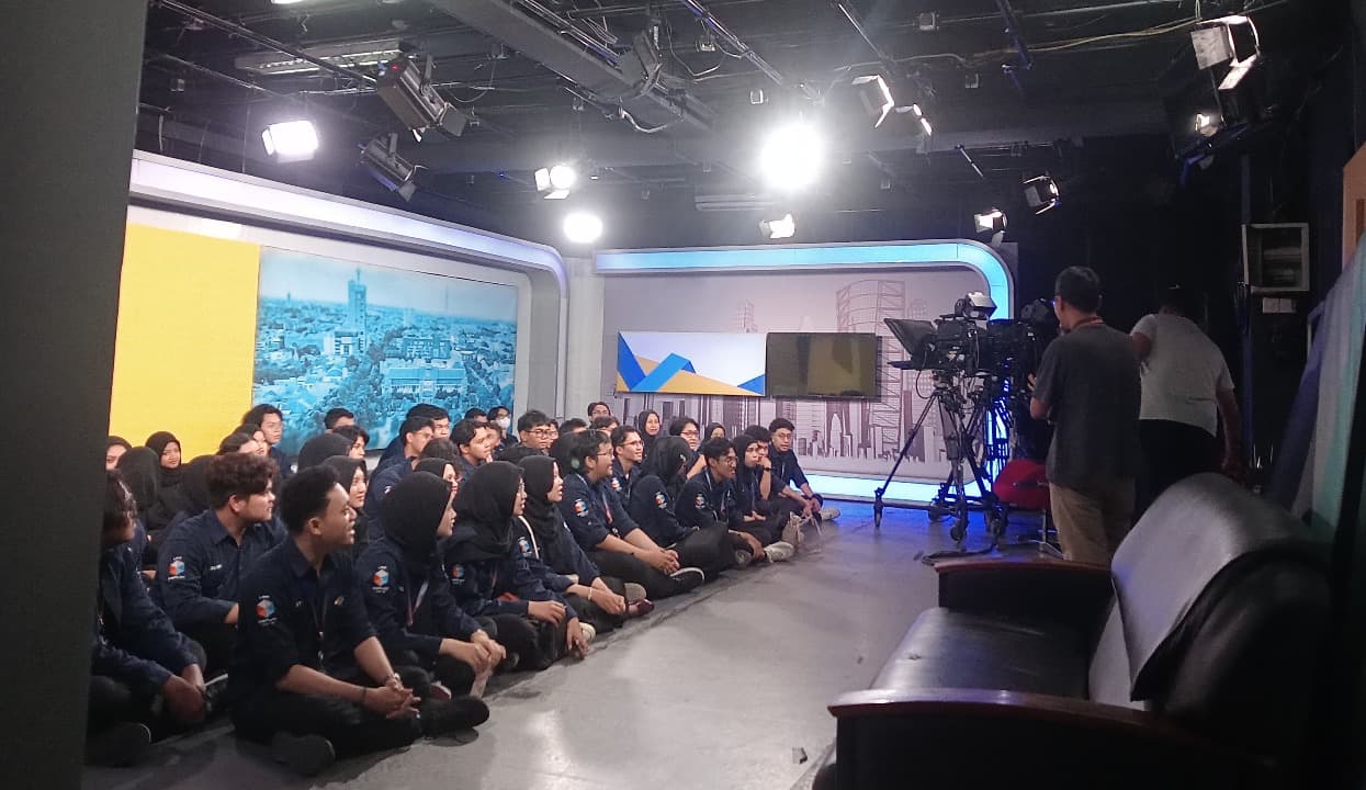 Berkunjung ke JTV, Mahasiswa LPM Display Filkom UB Malang Kagum Berita Pojok Kampung