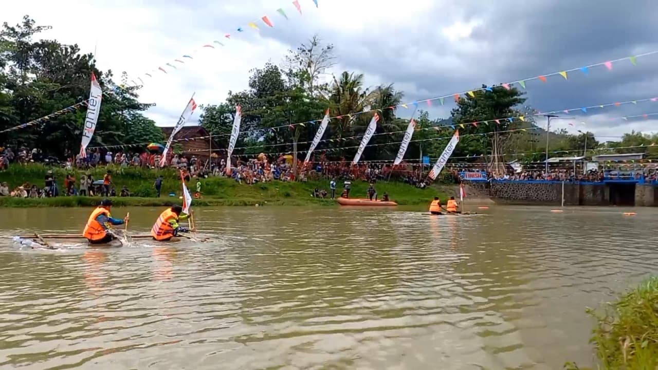 Balap Gethek Perdana Meriahkan Festival Sungai Trenggalek, Sedot Ribuan Penonton
