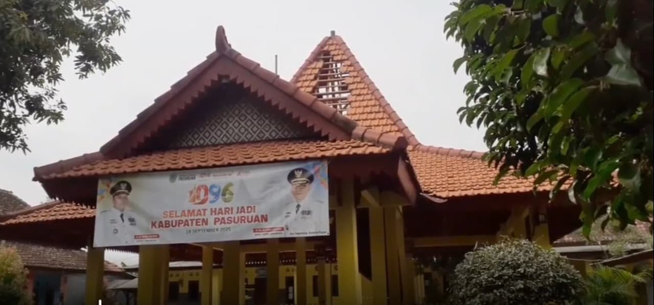Tersambar Petir, Atap Balai Desa Tunggulwulung Pasuruan Rusak Parah