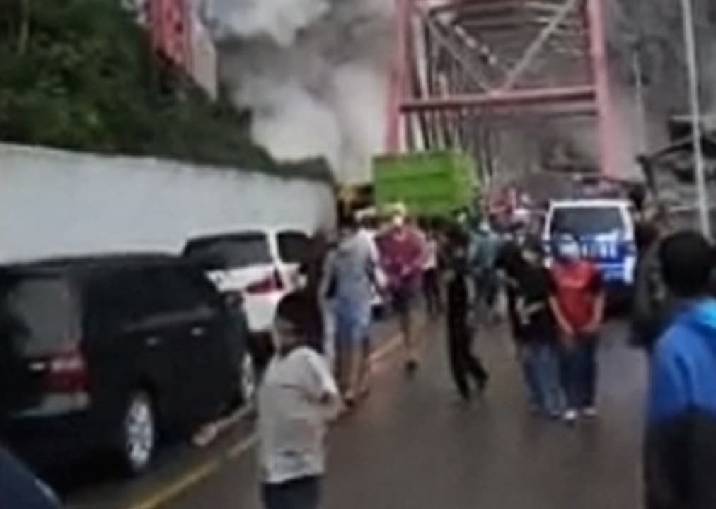 Letusan Sekunder Gunung Semeru Jadi Tontonan Warga