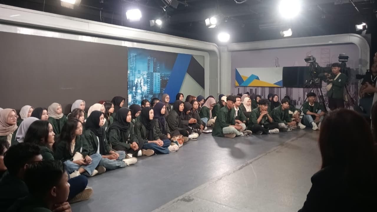 Berkunjung ke JTV, 70 Mahasiswa Prodi Produksi Media Indonusa Surakarta Belajar Produksi Siaran Jatim Awan dan Pojok Arena
