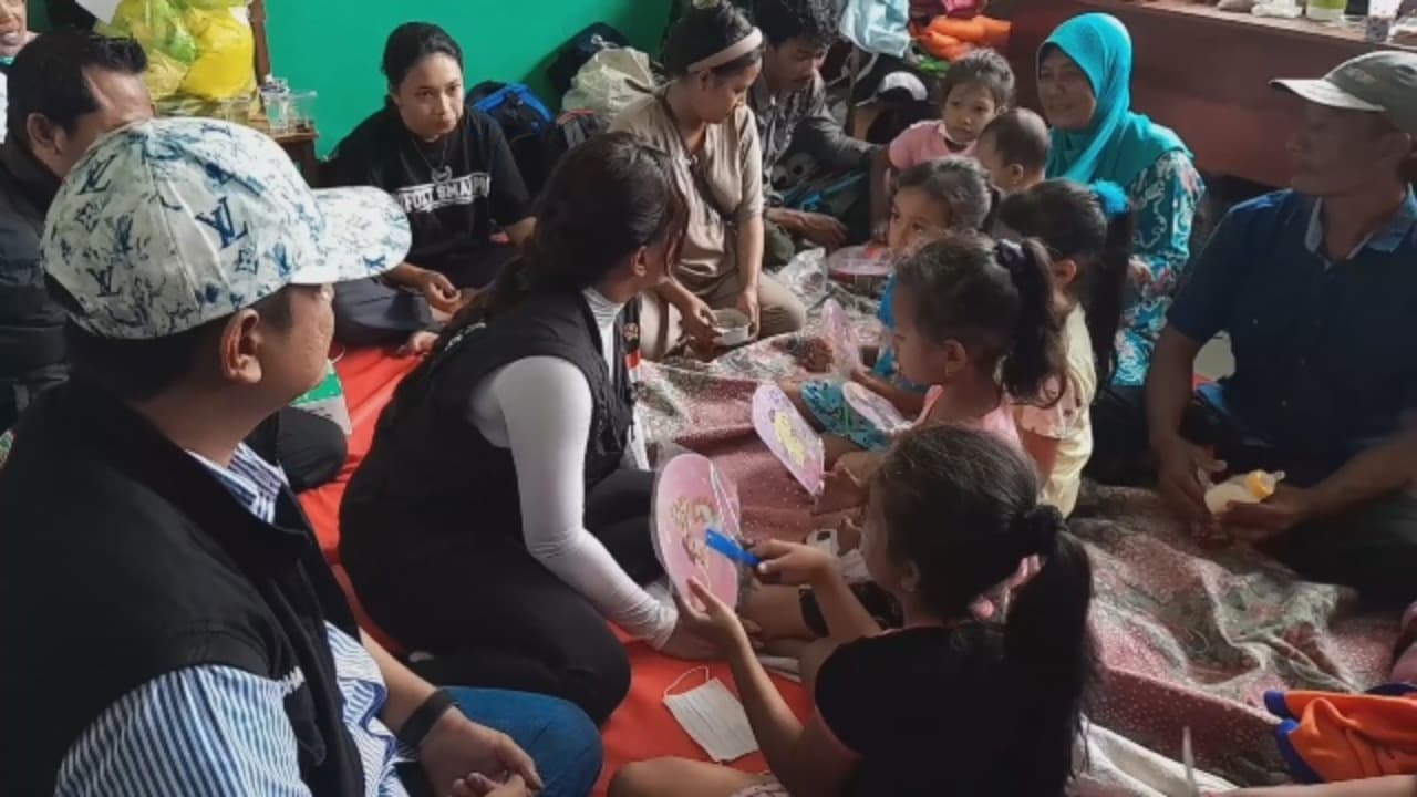 UKP beri bantuan, ajak anak-anak bermain.