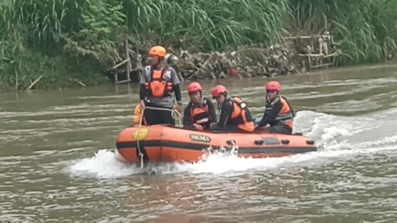 Tim Gabungan Basarnas Sisir Sungai Cari Bocah 8 Tahun yang Hilang di Blitar