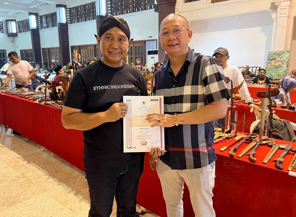 KRA Rivo Cahyono Setyonegoro Raih Sertifikat Kurator Pusaka dari BNSP