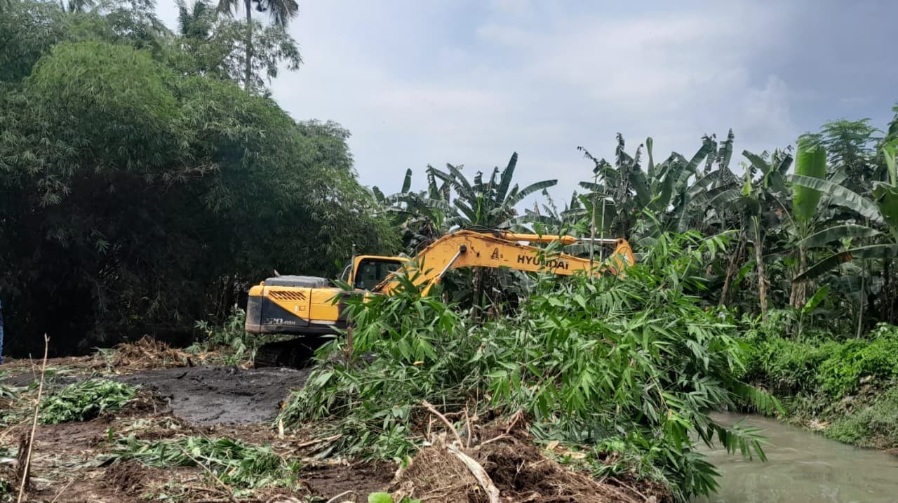 Alami Penyempitan Ekstrem, BPBD Banyuwangi Lakukan Normalisasi Sungai Bagong