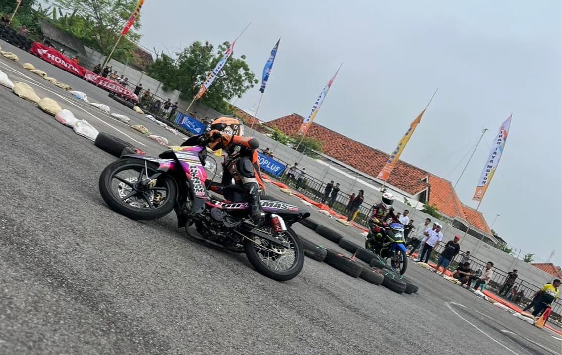 Dua Pembalap Tim Putra DM 88 Berhasil Juara Bebek 4 Tak Kejurprov Jatim Road Race Pamekasan