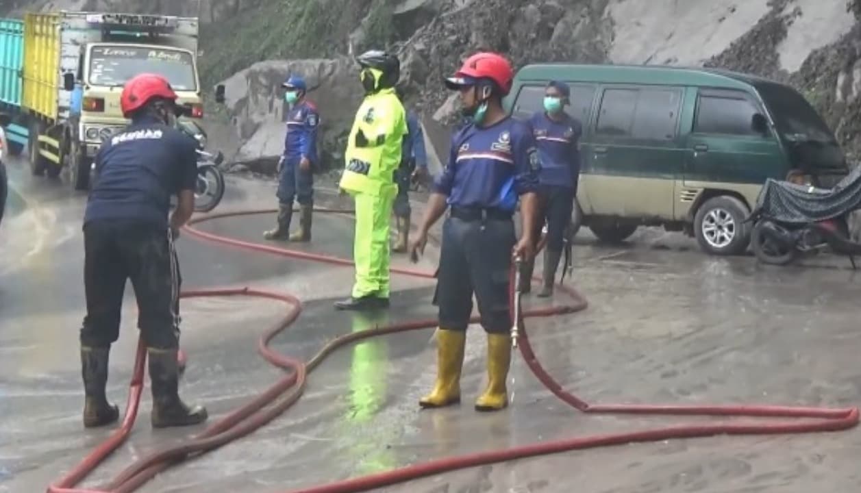 Petugas Damkar Kembali Bersihkan Material Letusan Sekunder di Jalur Lumajang–Malang