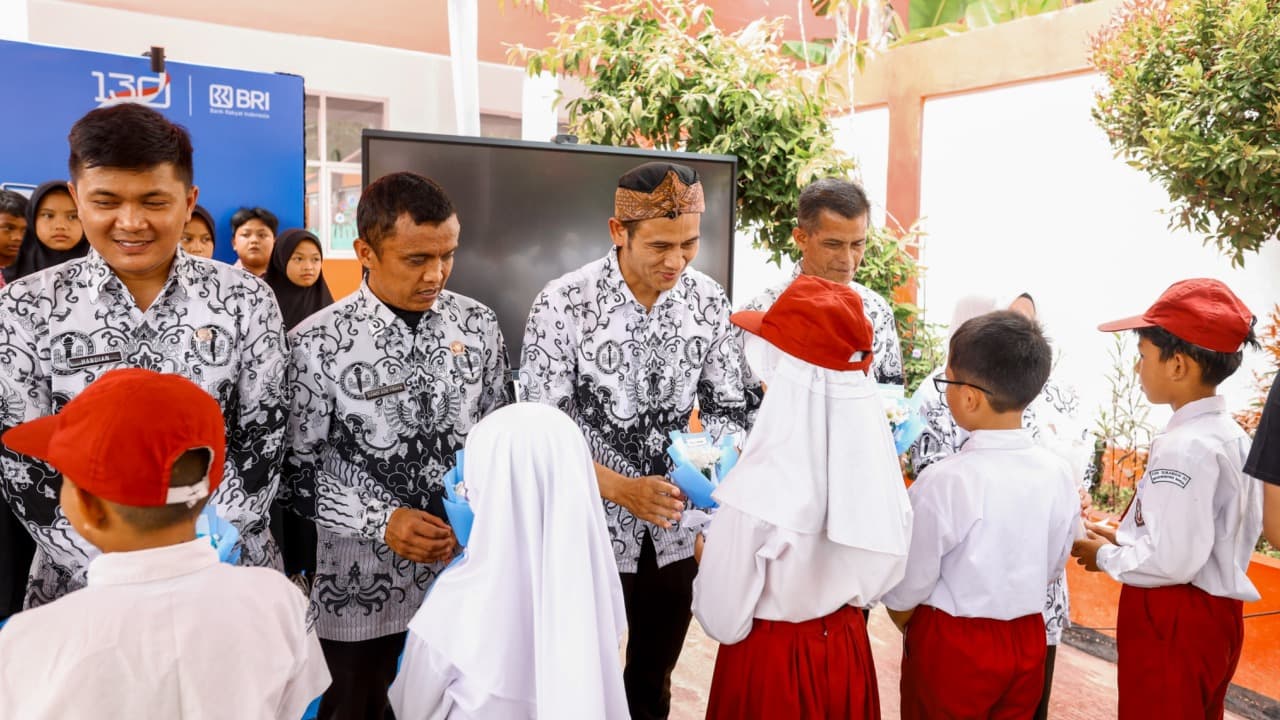Peringati Hari Guru Nasional, BRI Beri Apresiasi Langsung untuk Para Pendidik di SDN Sukamahi 02